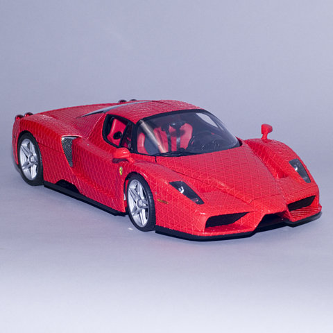 高級スポーツカー『フェラーリ』のボディ・内装を、竹と和紙で製作します。